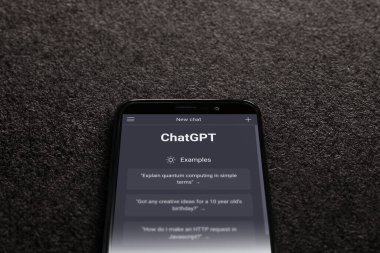 ChatGPT 'nin web sitesi siyah dokulu arka planda akıllı telefon ekranında. ChatGPT OpenAI 'ın bir sohbet robotudur. Moskova, Rusya - 22 Mart 2023.