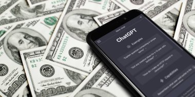 ChatGPT 'nin web sitesi dolar arkaplanındaki akıllı telefondan. ChatGPT OpenAI 'ın bir sohbet robotudur. Moskova, Rusya - 22 Mart 2023.