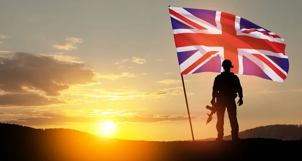 Silhueta Soldado Com Bandeira Reino Unido Fundo Pôr Sol Cartão — Fotografia de Stock