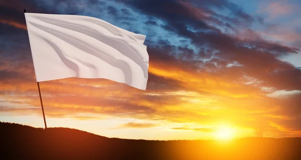 Hvidt Flag Vinker Vinden Flagstangen Mod Solnedgangshimlen Med Skyer Hvidt - Stock-foto