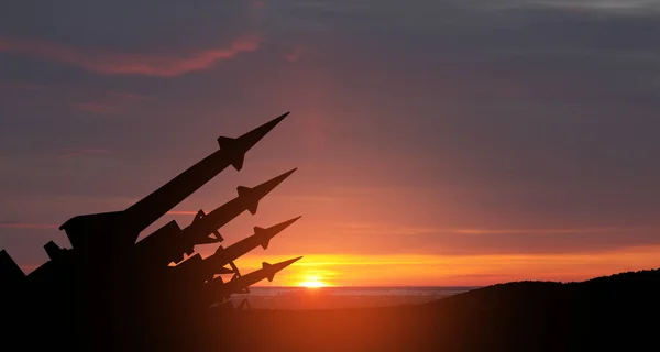 Rakéták Naplementekor Felé Tartanak Atombomba Vegyi Fegyverek Rakétavédelem Tűzvédelmi Rendszer — Stock Fotó
