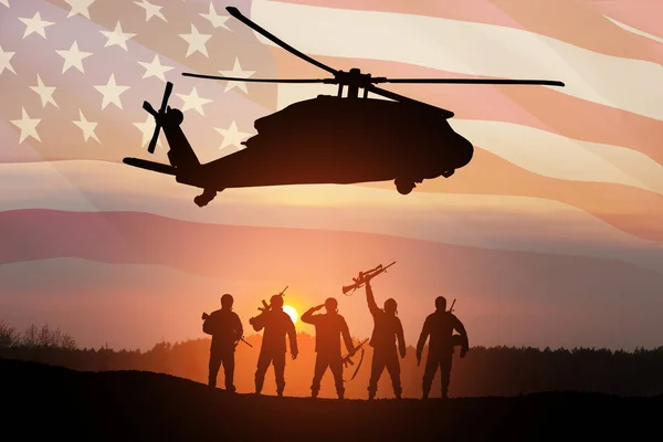 日落背景下直升机和士兵的轮廓 退伍军人日 阵亡将士纪念日 空军日贺卡 美国庆祝活动 — 图库照片