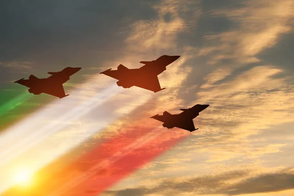 Σκιαγραφίες Αεροσκαφών Έγχρωμα Ίχνη Σημαίας Στο Φόντο Του Ηλιοβασιλέματος Ημέρα — Φωτογραφία Αρχείου