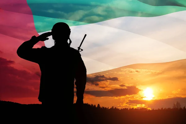 Katona Sziluettje Tiszteleg Egyesült Arab Emírségek Zászlója Naplemente Vagy Napfelkelte — Stock Fotó