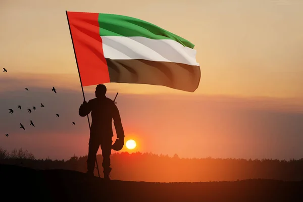 Silhouette Soldat Avec Drapeau Des Émirats Arabes Unis Contre Coucher — Photo