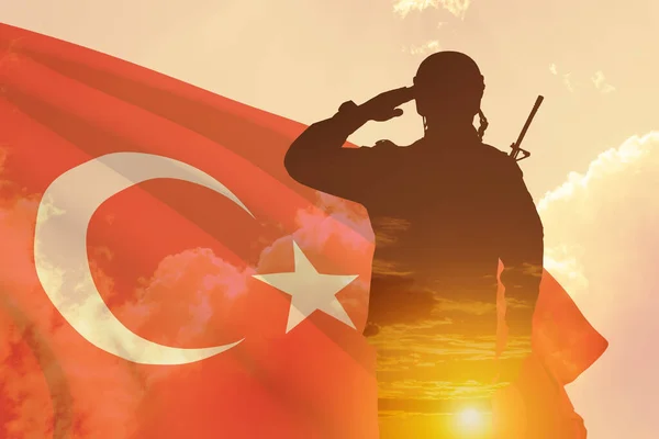 Bir Askerin Siluetini Gün Batımını Türkiye Bayrağına Karşı Güneşin Doğuşunu — Stok fotoğraf