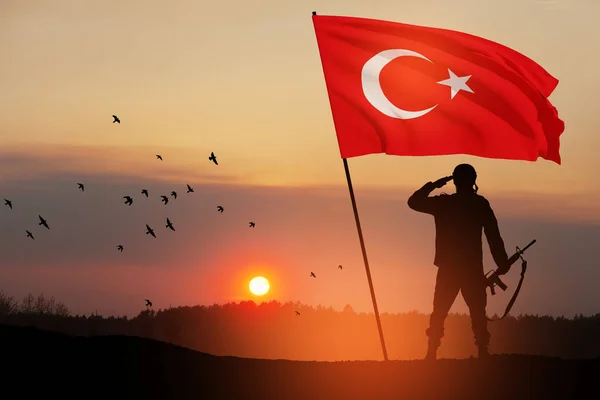 Силуэт Солдата Турецким Флагом Против Восхода Заката Солнца Концепция Кризиса — стоковое фото