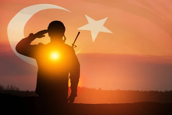 Türkiye Bayrağının Arka Planında Asker Silueti Gün Batımı Gün Doğumu — Stok fotoğraf