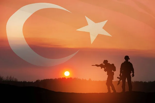 Silhouetten Von Soldaten Auf Einem Hintergrund Der Türkischen Flagge Und — Stockfoto