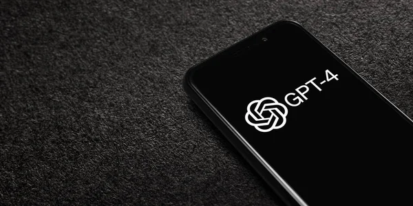 GPT-4 logosu siyah desenli arka planda akıllı telefon ekranında. GPT-4 OpenAI 'ın bir sohbet robotudur. Moskova, Rusya - 22 Mart 2023.