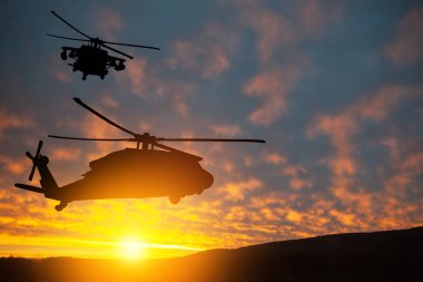 Gün batımının arka planında helikopter siluetleri. Gaziler Günü için tebrik kartı, Anma Günü, Hava Kuvvetleri Günü. ABD kutlaması.
