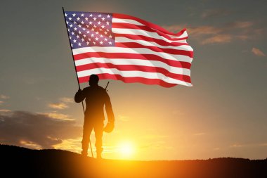 Gün batımının arka planında Amerikan bayrağı taşıyan asker siluetleri. Gaziler Günü için tebrik kartı, Anma Günü, Bağımsızlık Günü. ABD kutlaması. Vatanseverlik, koruma, onuru hatırla.
