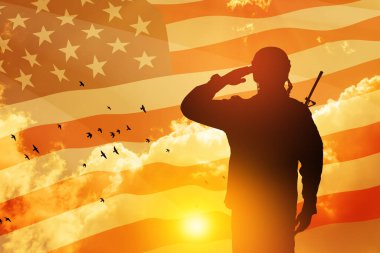Amerikan askeri, günbatımı, gündoğumu ve Amerikan bayrağını selamlıyor. Gaziler Günü için tebrik kartı, Anma Günü, Bağımsızlık Günü. Amerika kutlaması. - Yakın çekim. 3 Boyutlu Hazırlama.