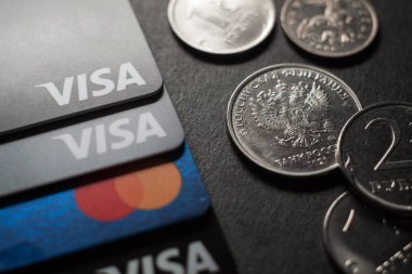 Rus Rublesi, MasterCard ve Visa plastik elektronik kartları. Rusya 'ya karşı mali yaptırımlar. Rublonun çöküşü. 2022 'de Rusya' da kriz ve yaptırımlar. Moskova, Rusya - 14 Mart 2022.