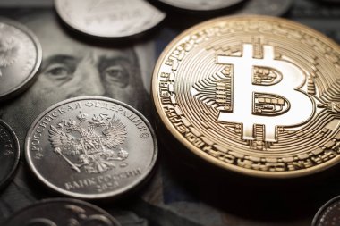 Bitcoin Şifreli Para Sanal Para ve Rus Rublesi Dolar banknotları. Rus Rublesi ile Bitcoin 'in görüntüsünü kapat.