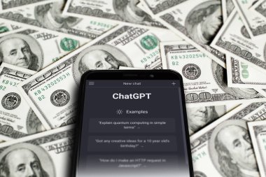ChatGPT 'nin web sitesi dolar arkaplanındaki akıllı telefondan. ChatGPT OpenAI 'ın bir sohbet robotudur. Moskova, Rusya - 22 Mart 2023.
