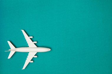 Uçak modeli. Yeşil arka planda beyaz uçak. Seyahat tatili konsepti. Yaz dönemi. Düz konum, üst görünüm, kopyalama alanı.