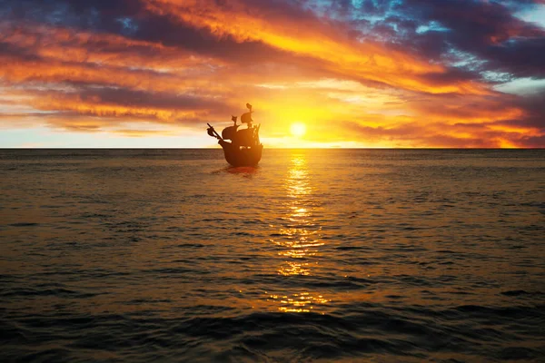 日落时在海浪中航行的帆船 圣玛利亚号帆船哥伦布日 — 图库照片