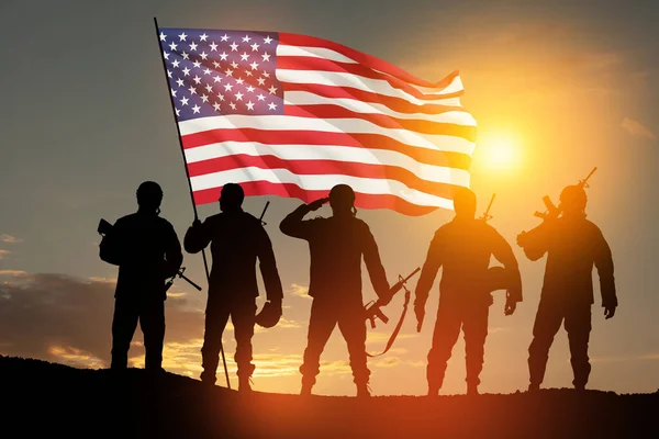 Silhouettes Soldiers Usa Flag Backdrop Sunset Greeting Card Veterans Day — Stock Photo, Image