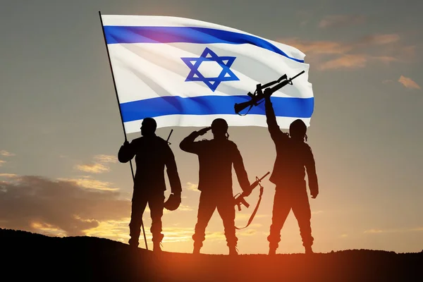 砂漠の日の出に対してイスラエルの旗を持つ兵士のシルエット イスラエルの武装勢力 — ストック写真