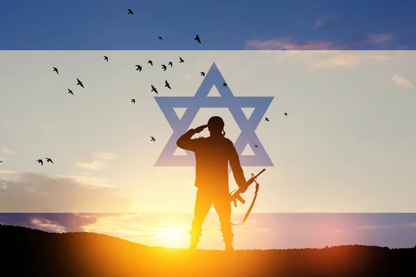 Silueta Soldado Saludando Contra Amanecer Desierto Bandera Israel Concepto Fuerzas — Foto de Stock