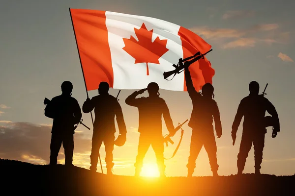 在日落或日出的背景下悬挂加拿大国旗的加拿大陆军士兵 波比节 纪念日的贺卡 加拿大庆祝活动 爱国主义 — 图库照片