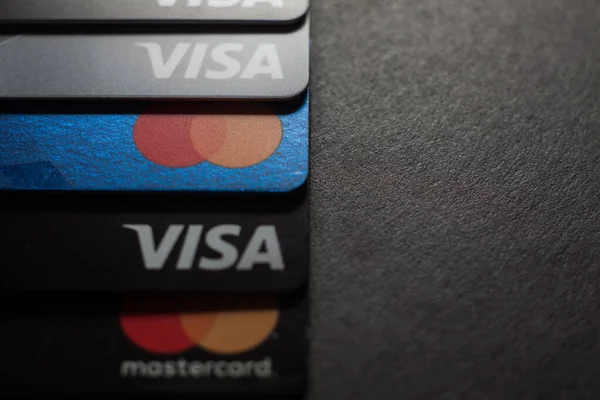 Primo Piano Delle Carte Credito Visa Mastercard Collocate Uno Sfondo — Foto Stock