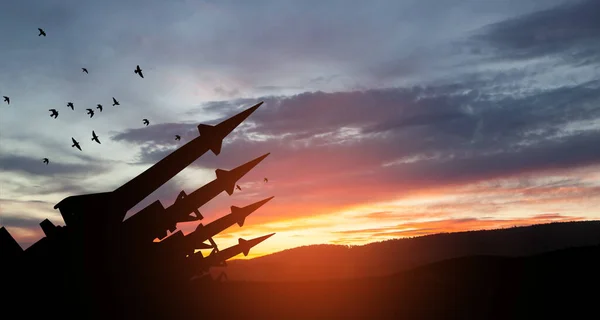 ミサイルは日没時に空に向けられる 核爆弾 化学兵器 ミサイル防衛 サルボ火災のシステム — ストック写真