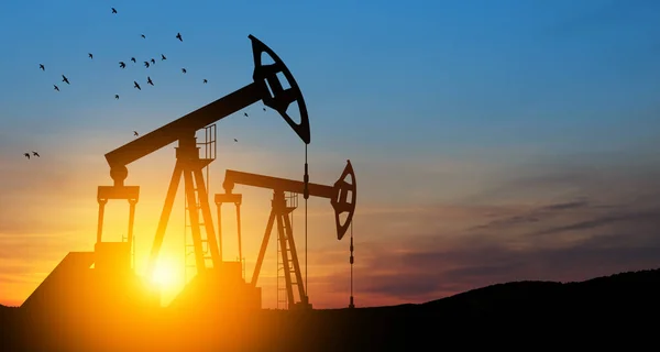 Verandering Olieprijzen Als Gevolg Van Oorlog Olieprijsplafond Concept Olieboortorens Het — Stockfoto