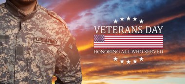 Günbatımı arka planında ABD bayrağı ve metni olan üniformalı bir Amerikan askeri. Anma Günü ya da Gaziler Günü konsepti.