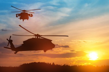 Gün batımının arka planında helikopter siluetleri. Gaziler Günü için tebrik kartı, Anma Günü, Hava Kuvvetleri Günü. ABD kutlaması.
