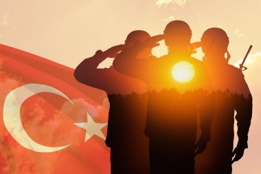 Bir askerin siluetinin ve gün batımının ya da Türkiye bayrağının karşısında güneşin doğuşunun iki kez görülmesi. Savaş krizi ve çatışmalar kavramı. Türk Silahlı Kuvvetleri Günü için tebrik kartı, Zafer Günü.