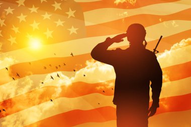 Amerikan askeri, günbatımı, gündoğumu ve Amerikan bayrağını selamlıyor. Gaziler Günü için tebrik kartı, Anma Günü, Bağımsızlık Günü. Amerika kutlaması. - Yakın çekim. 3 Boyutlu Hazırlama.