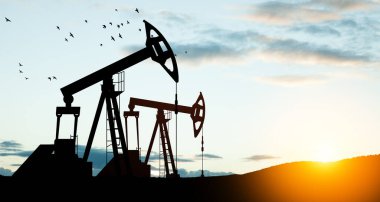 Savaşın yol açtığı petrol fiyatlarındaki değişim. Petrol fiyatları konsepti. Çöl petrol sahasında petrol sondaj rayları. Yerden ham petrol üretimi. Petrol üretimi.