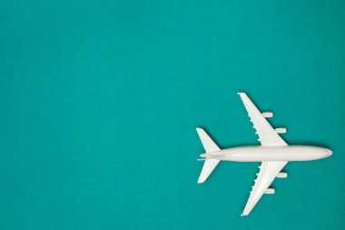 Uçak modeli. Yeşil arka planda beyaz uçak. Seyahat tatili konsepti. Yaz dönemi. Düz konum, üst görünüm, kopyalama alanı.