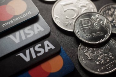 Rus Rublesi, MasterCard ve Visa plastik elektronik kartları. Rusya 'ya karşı mali yaptırımlar. Rublonun çöküşü. 2022 'de Rusya' da kriz ve yaptırımlar. Moskova, Rusya - 14 Mart 2022.