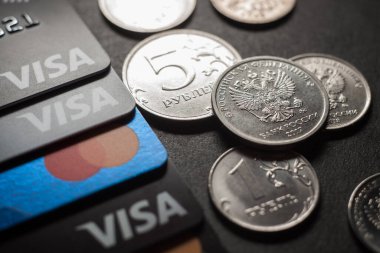 Rus Rublesi, MasterCard ve Visa plastik elektronik kartları. Rusya 'ya karşı mali yaptırımlar. Rublonun çöküşü. 2022 'de Rusya' da kriz ve yaptırımlar. Moskova, Rusya - 14 Mart 2022.