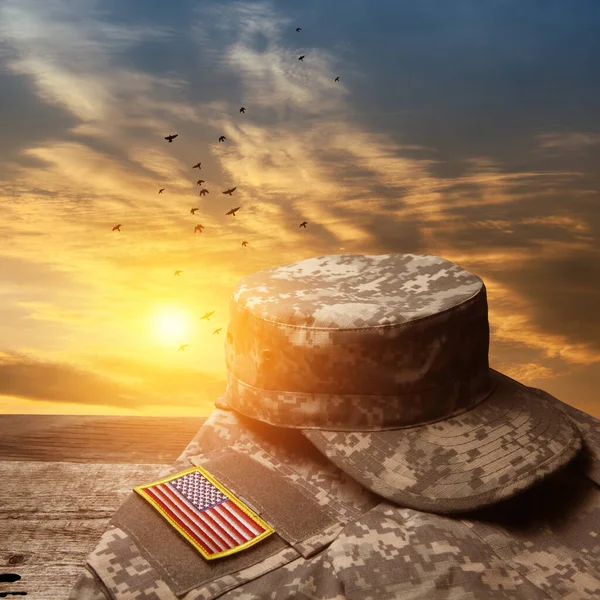 Amerikaanse Militaire Uniform Met Insignes Oude Houten Tafel Zonsondergang Hemel — Stockfoto