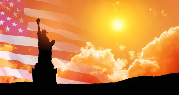自由女神像的背景是一面巨大的美国国旗和落日的天空 独立日贺卡 美国庆祝活动 — 图库照片