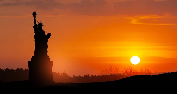 Silhouetten Van Het Vrijheidsbeeld Bij Zonsondergang Wenskaart Voor Onafhankelijkheidsdag Amerikaanse — Stockfoto