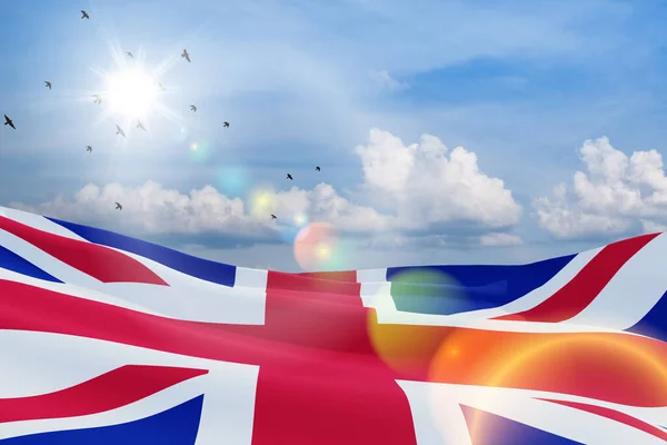Bandeiras Nacionais Reino Unido Com Aves Voadoras Céu Azul Antecedentes — Fotografia de Stock