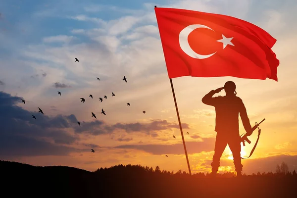 Güneş Doğarken Batarken Türkiye Bayrağı Taşıyan Asker Silueti Savaş Krizi — Stok fotoğraf