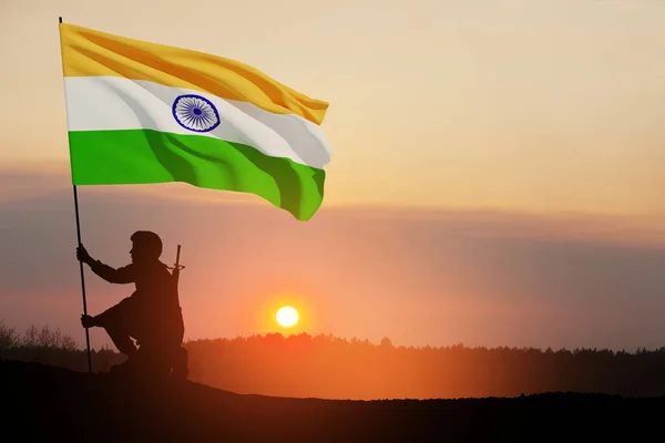Silhueta Soldado Com Bandeira Índia Contexto Pôr Sol Nascer Sol — Fotografia de Stock