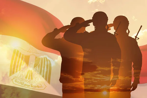 Dupla Expozíció Sziluettek Katonák Naplemente Vagy Napfelkelte Ellen Zászló Egyiptom — Stock Fotó