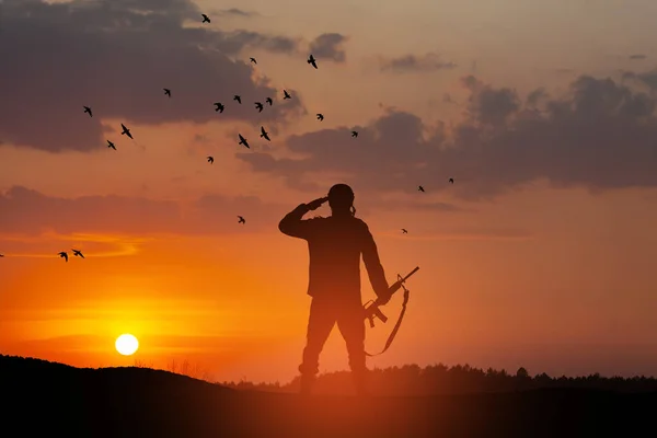 Silhouette Soldier Standing Backdrop Sunset Greeting Card Veterans Day Memorial — Stockfoto