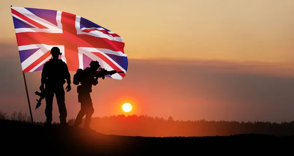 Silhouettes Soldiers United Kingdom Flag Background Sunset Greeting Card Poppy — Stock Photo, Image