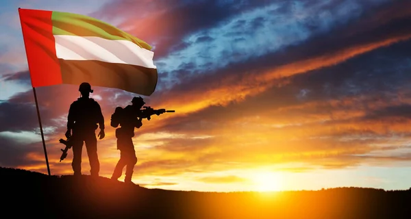 Katonák Sziluettjei Egyesült Arab Emírségek Zászlajával Napnyugta Vagy Napkelte Ellen — Stock Fotó