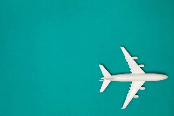 飛行機モデル 緑の背景に白い飛行機 旅行休暇のコンセプト 夏の背景 フラットレイアウト トップビュー コピースペース — ストック写真