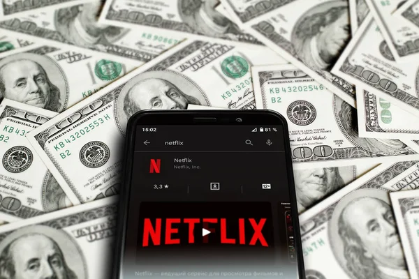 Логотип Netflix Экране Смартфона Потоковый Сервис Netflix Просмотра Видео Смартфон — стоковое фото