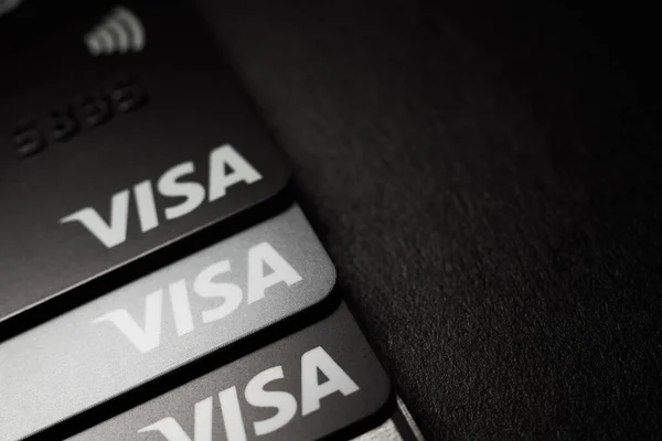 Zbliżenie Kart Kredytowych Visa Umieszczone Ciemnym Tle Makro Zdjęcie Moskwa — Zdjęcie stockowe